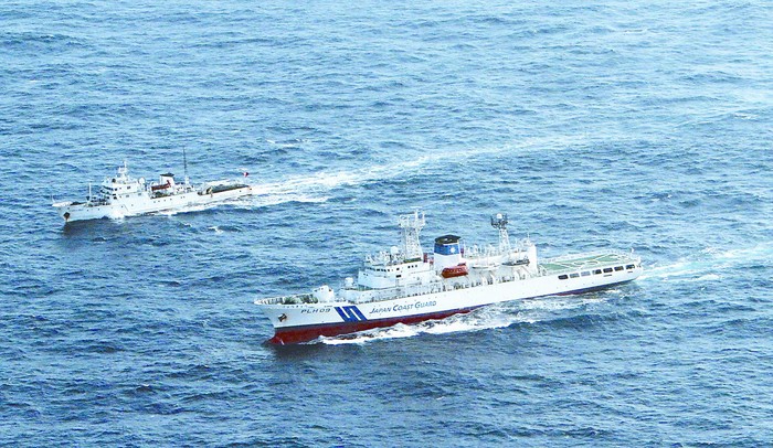 Tàu tuần tra Nhật Bản và tàu ngư chính Trung Quốc ở vùng biển đảo Senkaku.